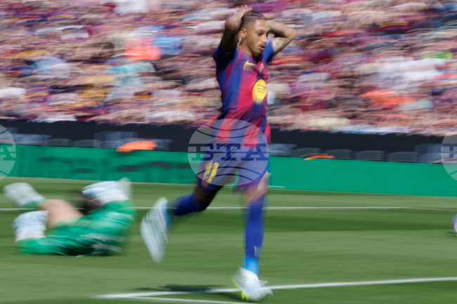 Крилото на Барселона Рафиня може да пропусне мачовете от Шампионската лига срещу Атлетико Мадрид поради контузия