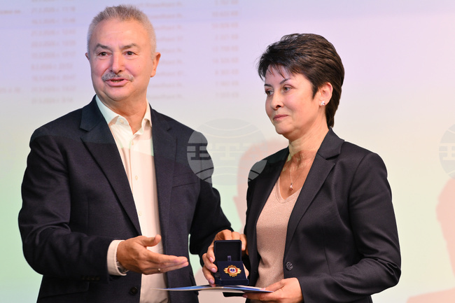 Д-р Антоанета Блажева получи Почетната значка на Община Монтана по повод 40-годишнината на неонатологичното отделение 