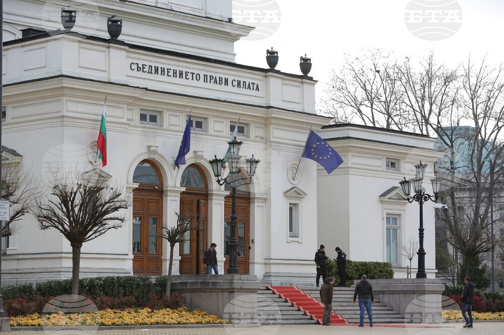 Историческата сграда на парламента ще бъде осветена тази вечер по повод четвъртата годишнина от началото на войната на Русия срещу Украйна