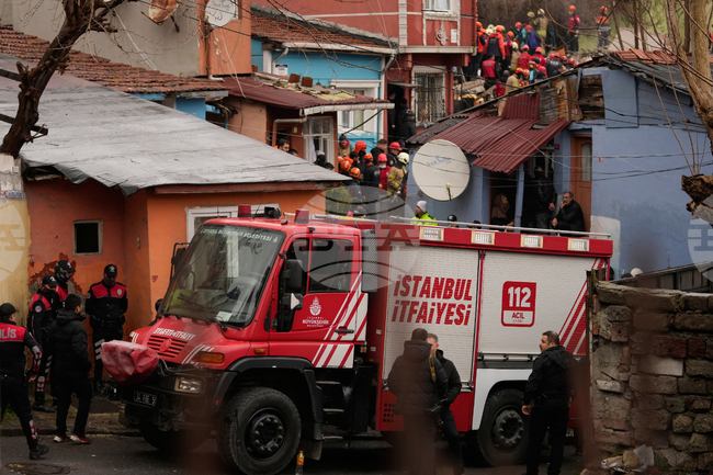 Един загинал и десет ранени след срутването на две сгради в Истанбул вчера 