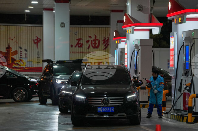 От полунощ местно време Китай ограничава поскъпването на горивата в цялата страна заради скока на цените на петрола