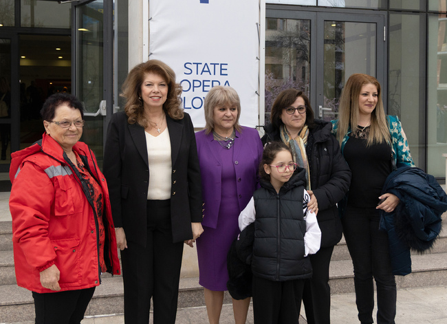 Ролята на институциите е да бъдат винаги с всички, които работят за България, заяви президентът Илияна Йотова