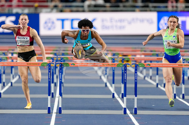 Девин Чарлтън изравни световния рекорд на 60 метра с препятствия, американецът Купър Люткенхаус стана най-младият шампион на 800 м