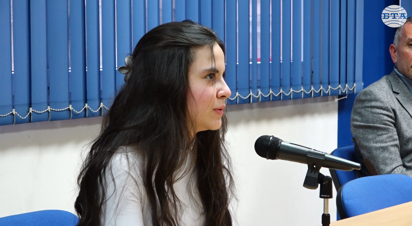 Ученичка от Хуманитарна гимназия „Св. св. Кирил и Методий“ участва в конференцията, посветена на 150 години от Априлското въстание