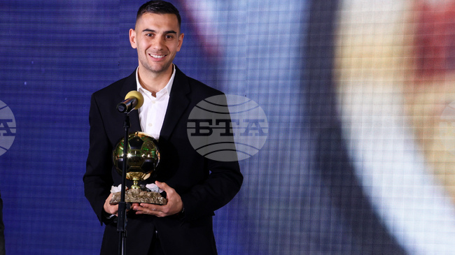 „Изключително горд и радостен съм да бъда футболист номер 2 на България“, каза халфът на Лудогорец Ивайло Чочев