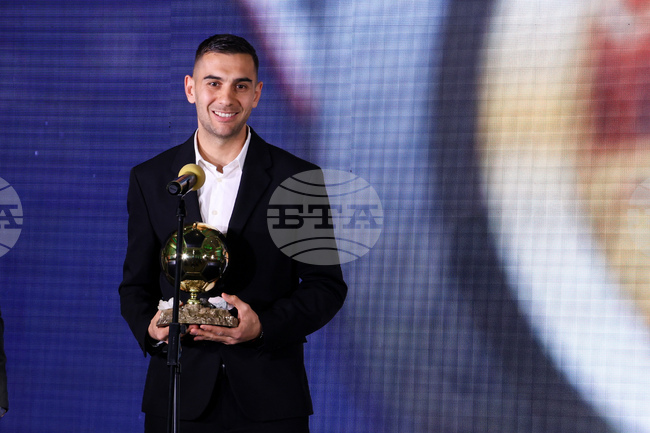 „Изключително горд и радостен съм да бъда футболист номер 2 на България“, каза халфът на Лудогорец Ивайло Чочев