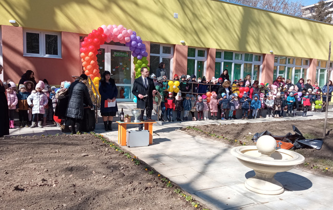 Детска градина в Добрич изпрати рисунки и пожелания с капсула на времето