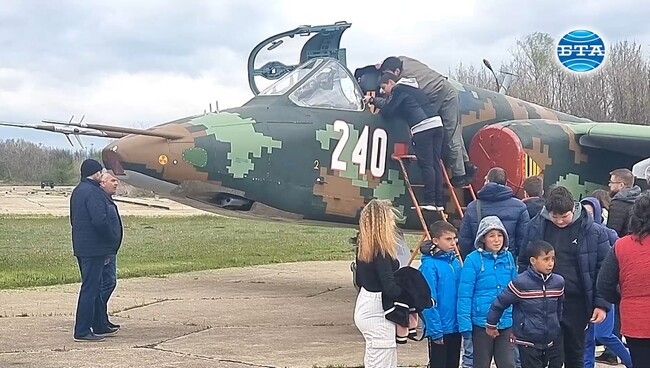 Авиобаза Безмер отвори вратите си за посетители в Международния ден на авиацията и космонавтиката