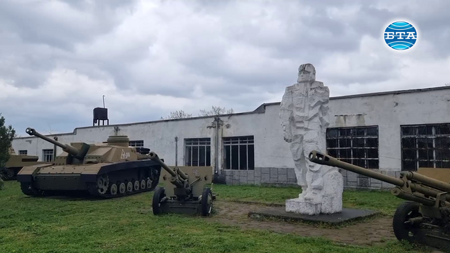 Действащ танк и бронирани машини от миналото бяха показани в Деня на отворените врати в Центъра за подготовка на специалисти в Сливен