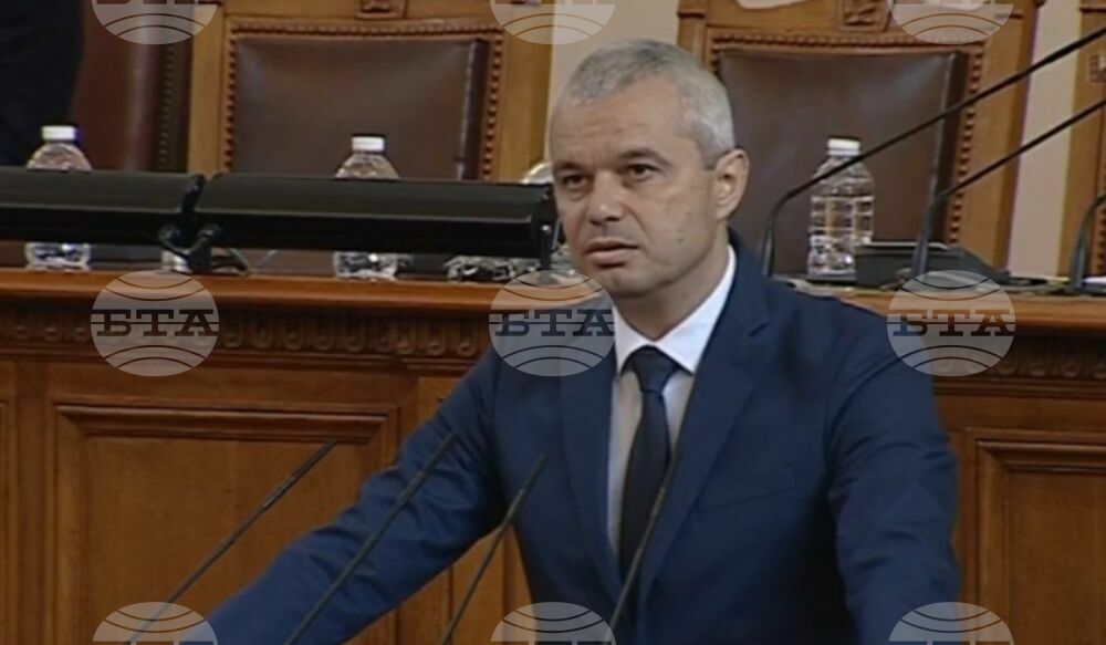 В момента нямаме разпад на държавата, тя се разпадна още през 1989-1990 г., написа във Фейсбук Костадин Костадинов