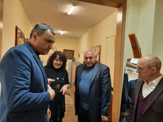 Солидарен Великден с БСП: Социалисти от Перник и Ковачевци дариха козунаци на младежи с увреждания и хора в нужда