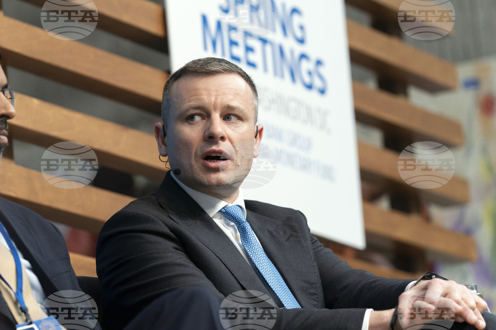 ЕС ще предостави на Украйна до 2,7 милиарда евро след приключването на парламентарни реформи, каза еврокомисарят по разширяването 