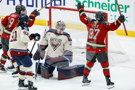 PWHL Charge Victoire Hockey