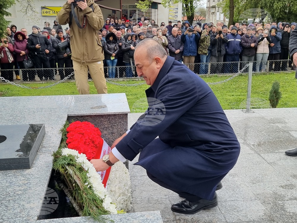 Каолиново - Мевлют Чавушоглу - посещение - паметник - венци и цветя