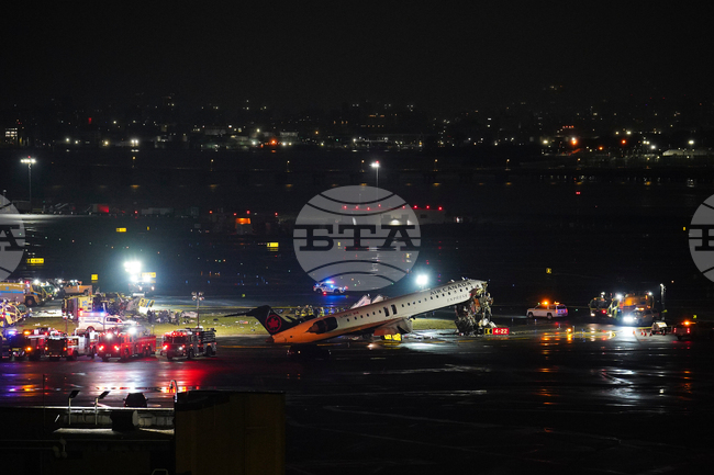 Самолет на "Еър Канада експрес" се сблъска с пожарна кола на летище "Ла Гуардия" в Ню Йорк; двама пилоти загинаха