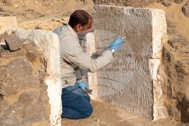 Египет - Кайро - Археолози откриха гробницата на управител на храма на Амон в некропола Сакара