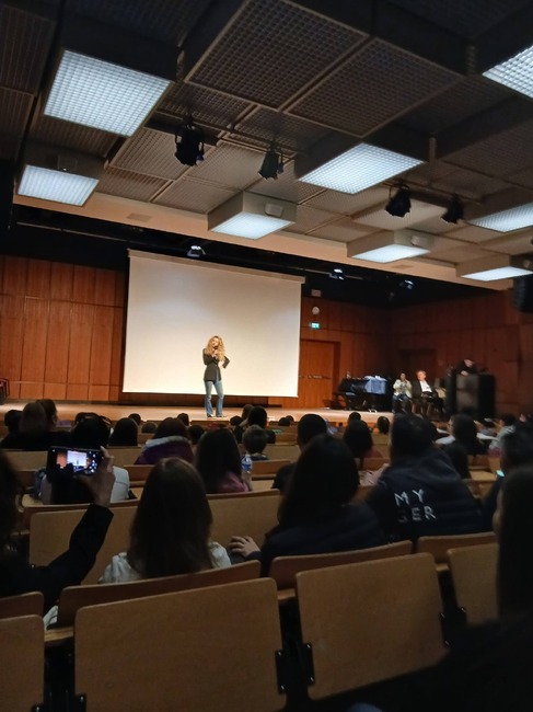 Певиците Деси Добрева и Деси Христова представиха интерактивна лекция „Мюзикъли за деца и присъствието на фолклора в тях“ в Саарбрюкен, Германия