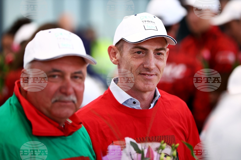 Летище „Васил Левски“ - Лора Христова - посрещане