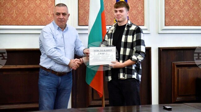 Кметът на Сливен Стефан Радев се срещна с лекоатлета Христо Илиев 