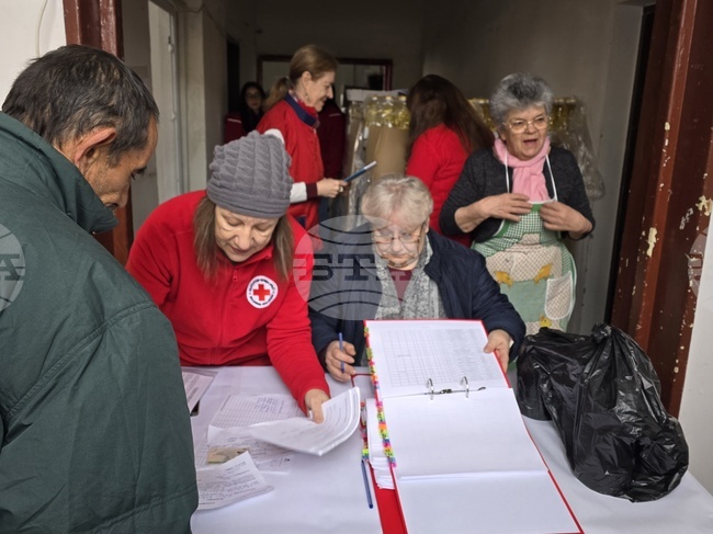 В Кърджали беше открит временният пункт на БЧК за раздаване на храни от втория транш на хранителната програма