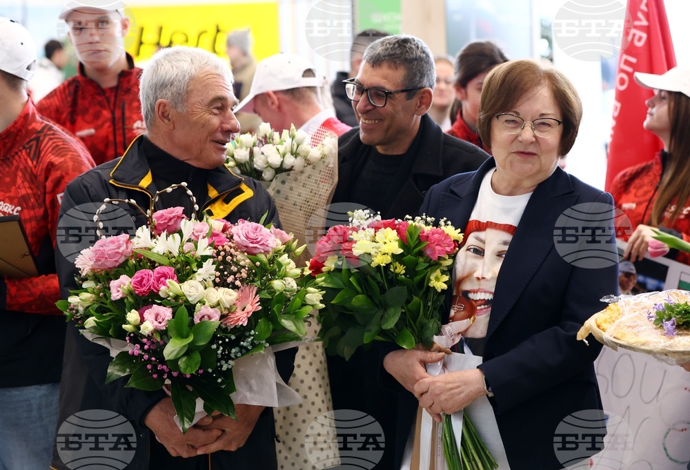 Летище „Васил Левски“ - Лора Христова - посрещане