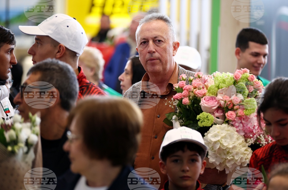 Летище „Васил Левски“ - Лора Христова - посрещане