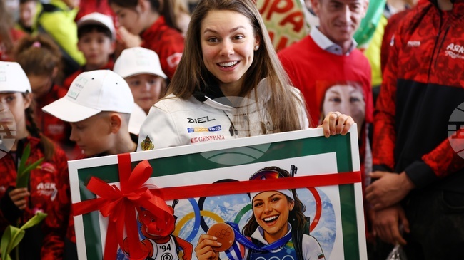 Медалистката от Олимпийските игри Лора Христова бе посрещната на българска земя от десетки приятели и министъра на младежта и спорта Димитър Илиев