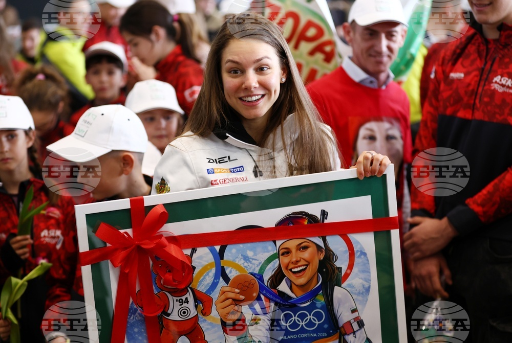 Летище „Васил Левски“ - Лора Христова - посрещане