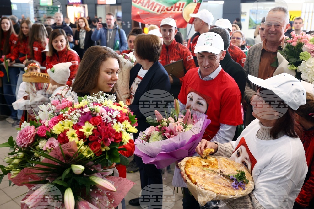 Летище „Васил Левски“ - Лора Христова - посрещане