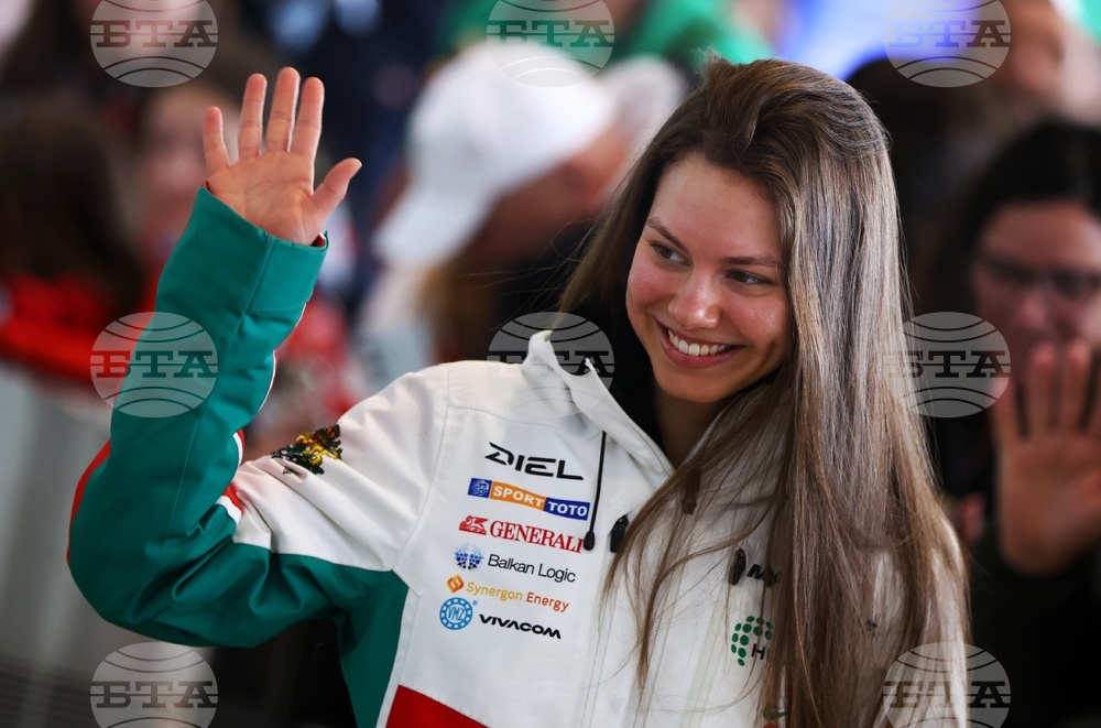 Летище „Васил Левски“ - Лора Христова - посрещане