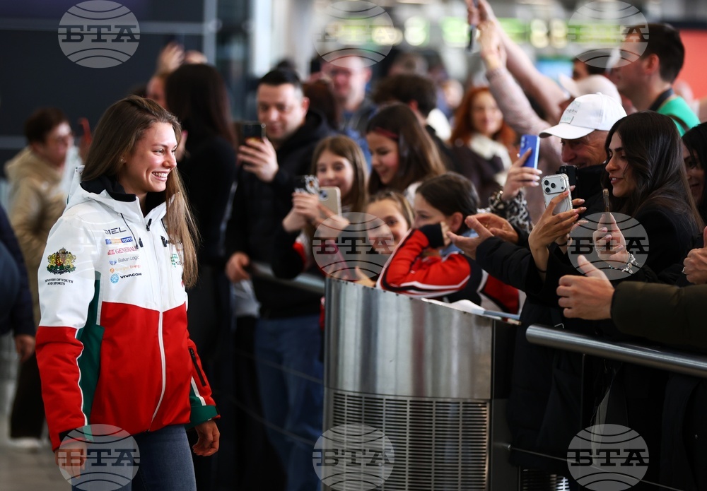 Летище „Васил Левски“ - Лора Христова - посрещане