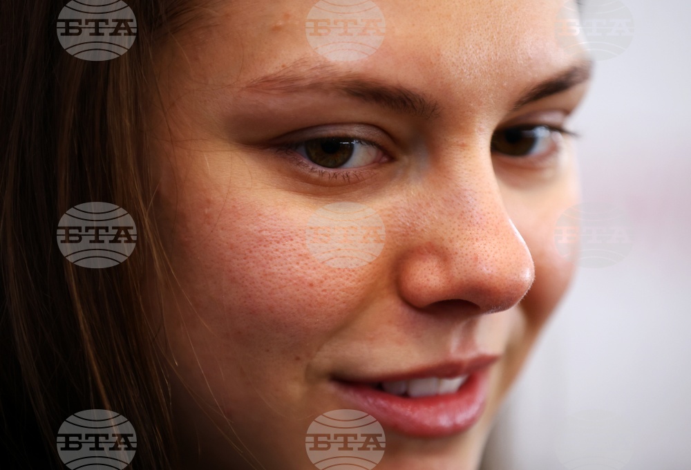 Летище „Васил Левски“ - Лора Христова - посрещане