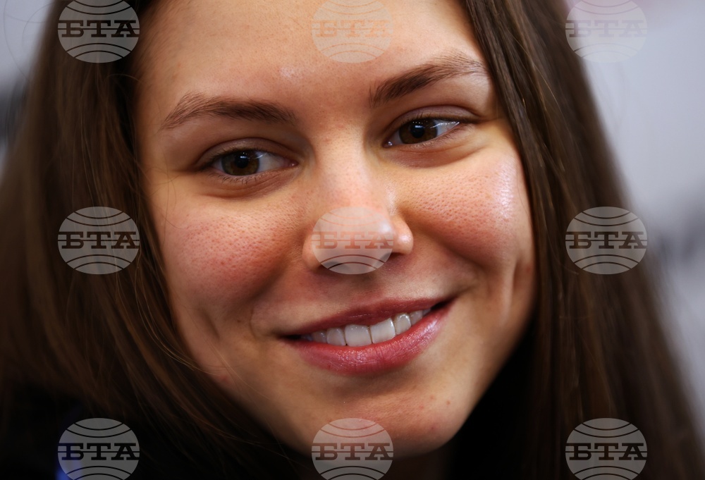 Летище „Васил Левски“ - Лора Христова - посрещане