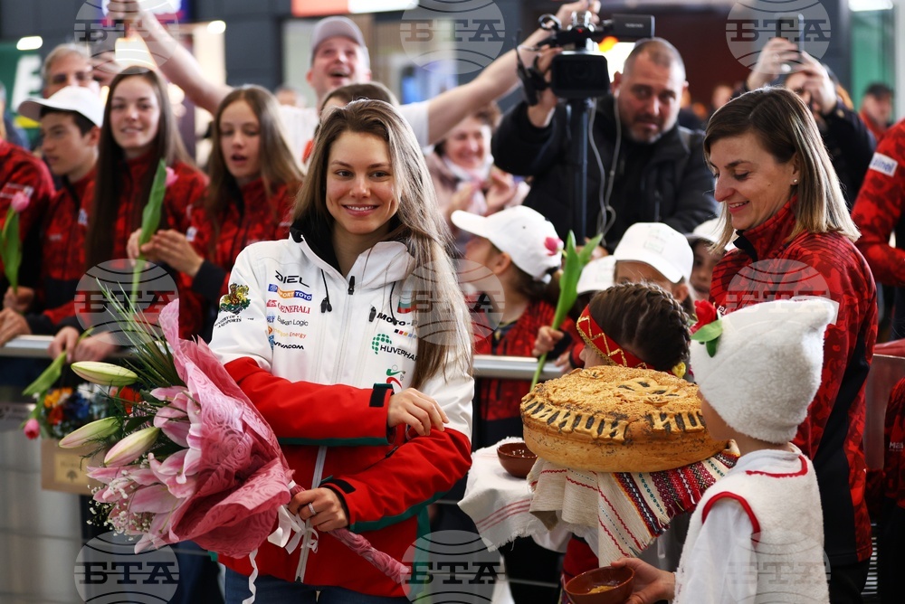 Летище „Васил Левски“ - Лора Христова - посрещане