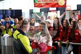 Летище „Васил Левски“ - Лора Христова - посрещане