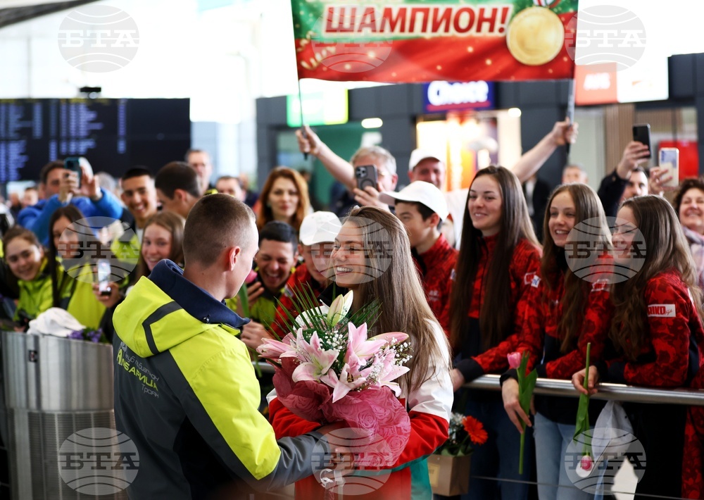 Летище „Васил Левски“ - Лора Христова - посрещане