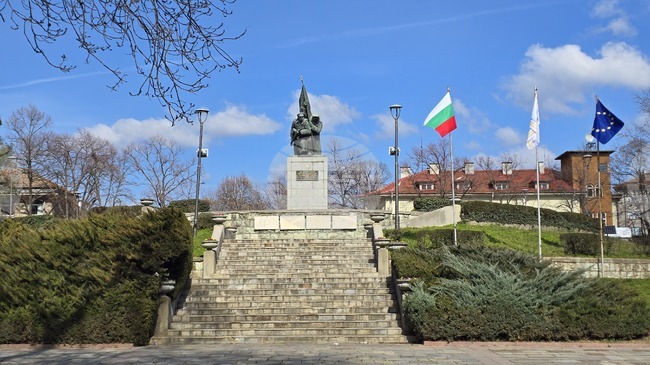 Община Кърджали планира ремонтно-възстановителни дейности на Паметника на освободителите в Градската градина