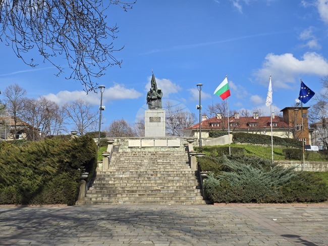 Община Кърджали планира ремонтно-възстановителни дейности на Паметника на освободителите в Градската градина