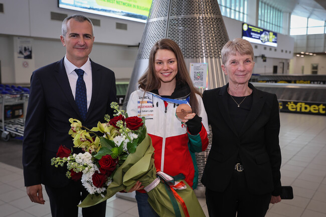 Министър Илиев посрещна бронзовата медалистка от Зимните олимпийски игри Лора Христова