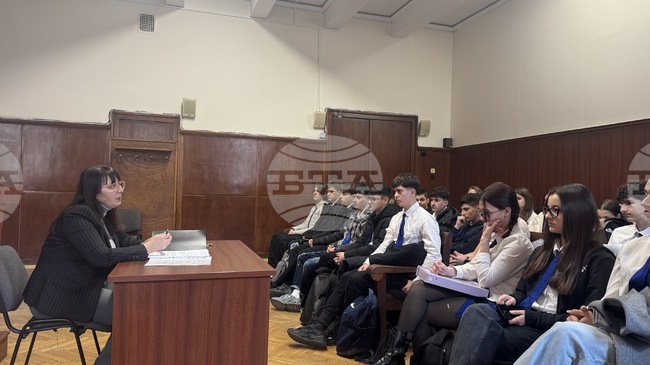 Съдия от Окръжния съд в Хасково запозна деветокласници с правата им като потребители