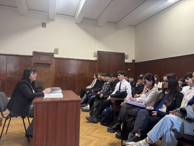 Съдия от Окръжния съд в Хасково запозна деветокласници с правата им като потребители