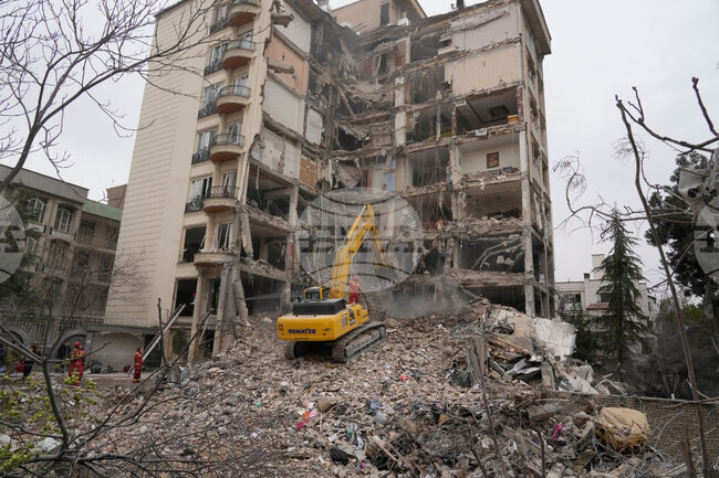 Най-малко шестима души бяха убити при въздушни удари в Северозападен Иран