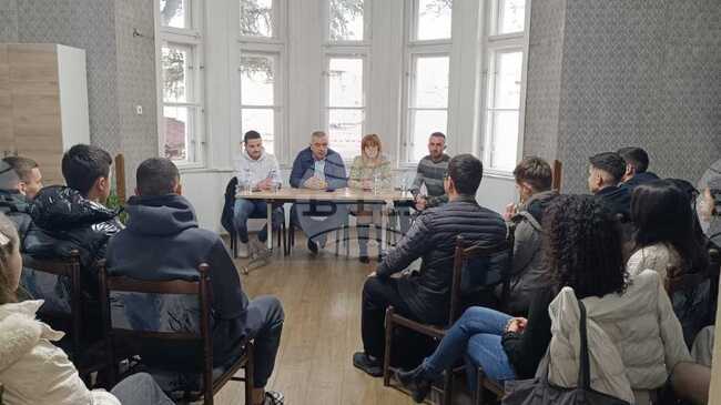 Кметът на Сливен Стефан Радев участва в среща, посветена на кариерното ориентиране на ученици от 12-и клас