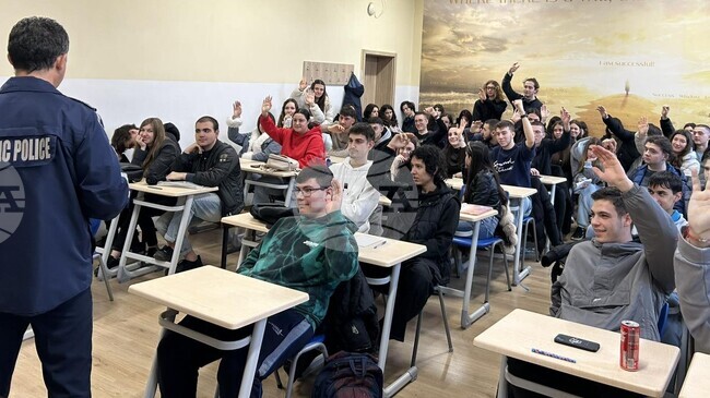 Среща от кампанията на шуменската полиция сред зрелостниците „Безопасността на пътя е споделена отговорност“ се състоя в училище в града 