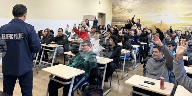 Среща от кампанията на шуменската полиция сред зрелостниците „Безопасността на пътя е споделена отговорност“ се състоя в училище в града 