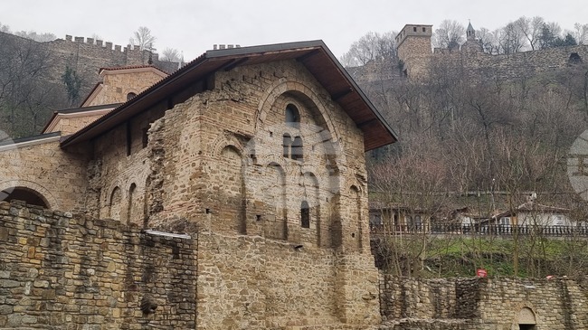 С шествие, интерактивен спектакъл на открито, концерти и ритуали Велико Търново отбелязва своя празник