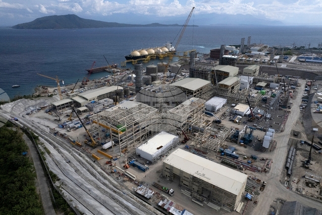 Пазарът на втечнен газ ще остане напрегнат до 2027 г. заради войната в Близкия изток, предупреди МАЕ