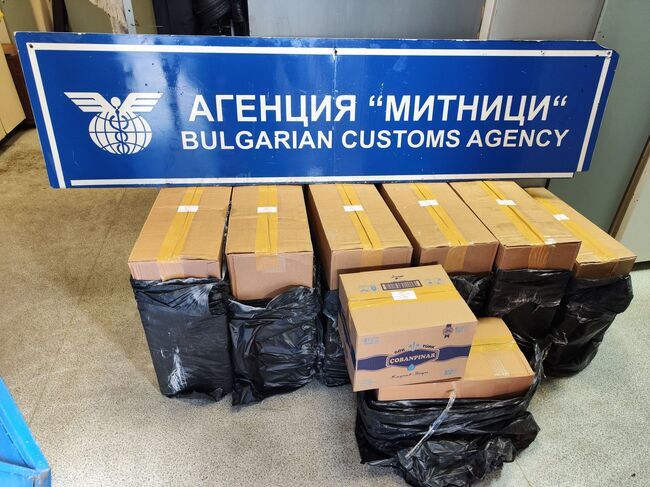 Агенция „Митници“: Митнически служители откриха близо 3500 кутии нелегални цигари при проверка в района на Дунав мост - Русе
