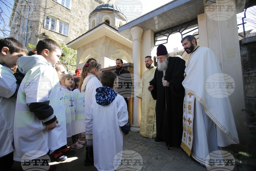 On Holy Thursday, Young Children Dye Eggs, Sing to Patriarch Neophyte in Central Sofia Square
