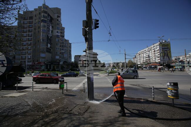 Продължава миенето на подлези и училищни дворове в София 